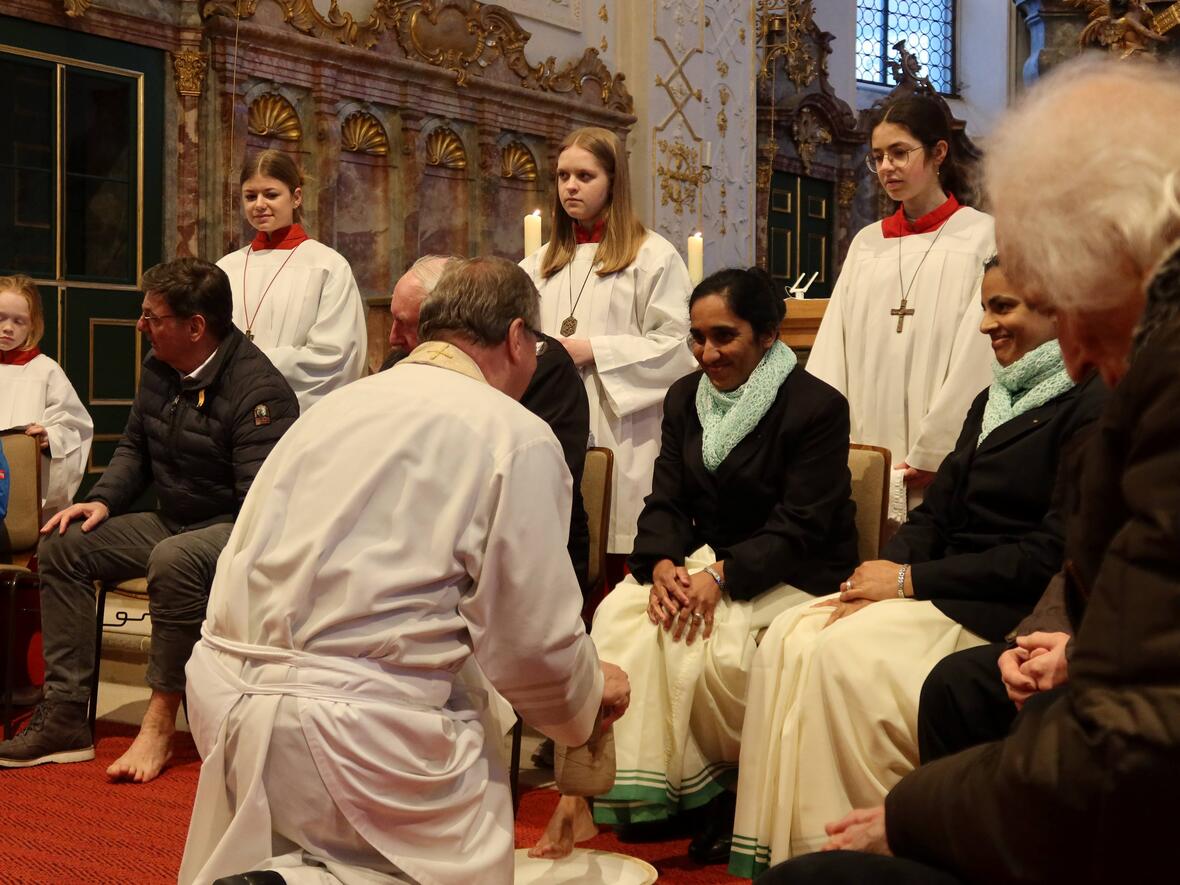 Triduum 2023 Pfarrer Kohler bei der Fußwaschung mit den indischen Schwestern