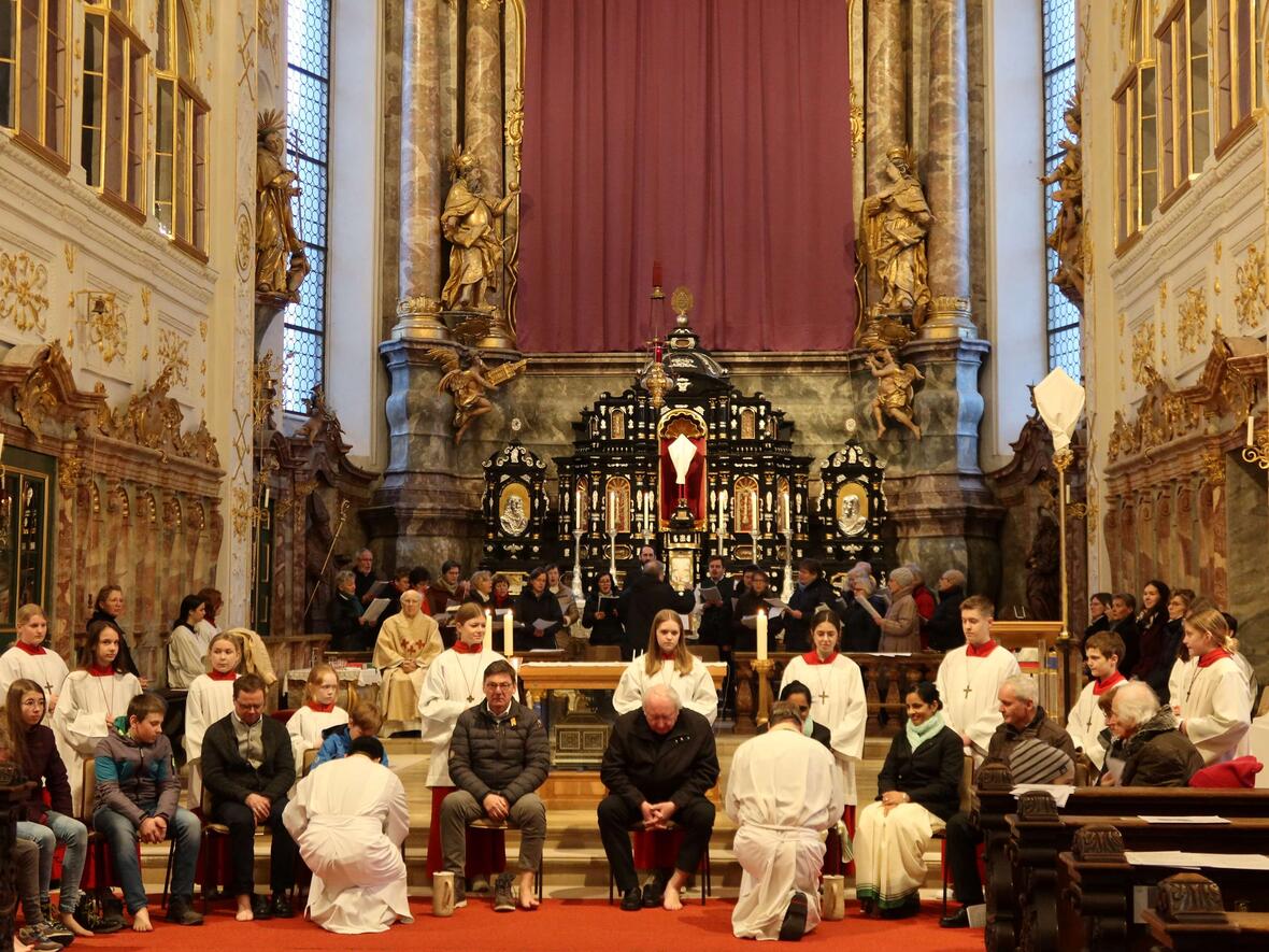 "12 Apostel" bei der Fußwaschung in der Abendmahlsfeier