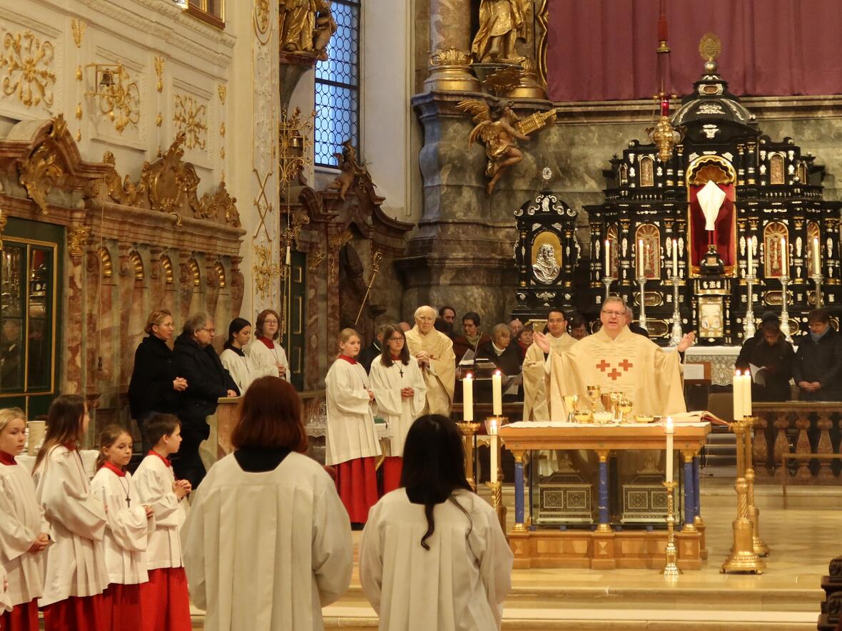 Triduum 2023 Zur Abendmahlfeier wurden die Kelche und Schalen aus allen Pfarreien in die Hofkirche gebracht.