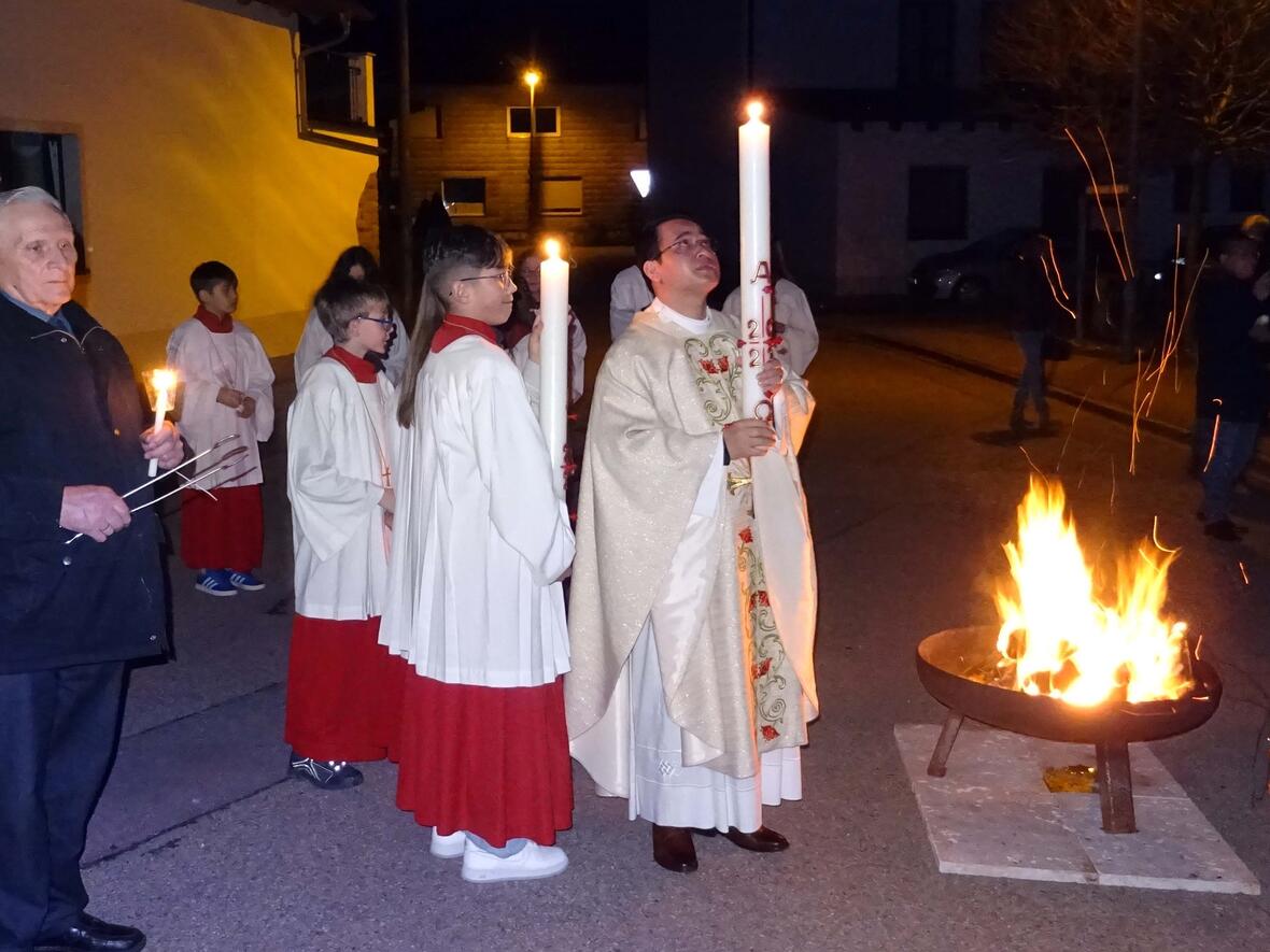 Triduum 2023 Kaplan Nhat mit der Osterkerze in Wagenhofen.