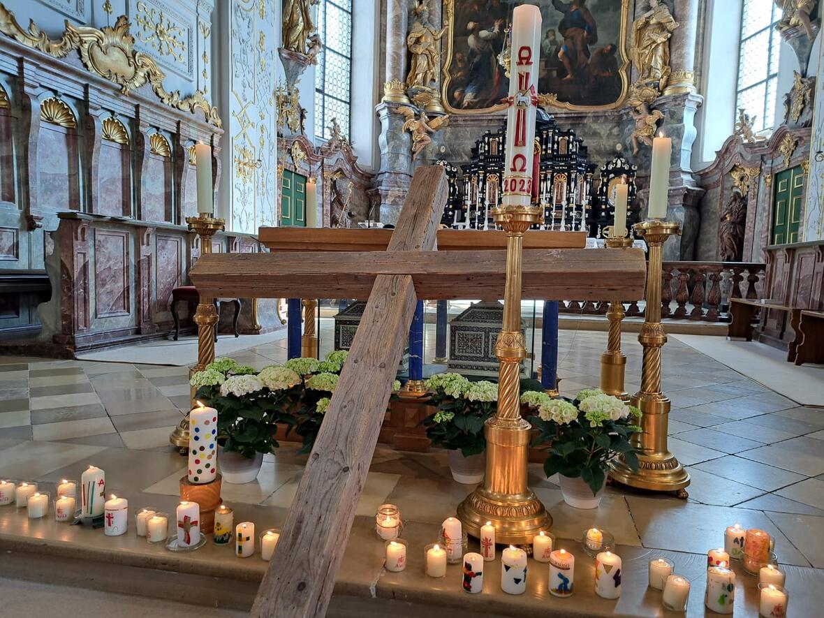 Am Ostermorgen strahlt das Kreuz.