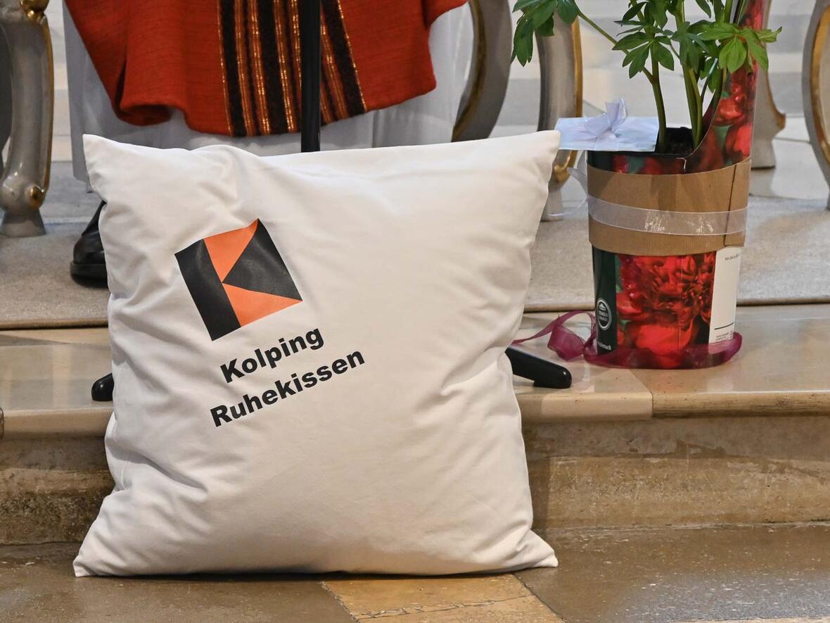 ... den Gebrauch des Kolpingruhekissens.