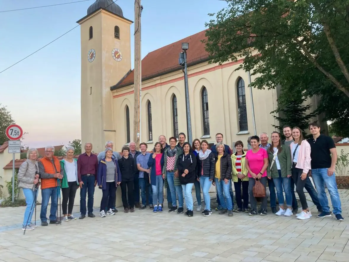 Glückliche Spaziergänger