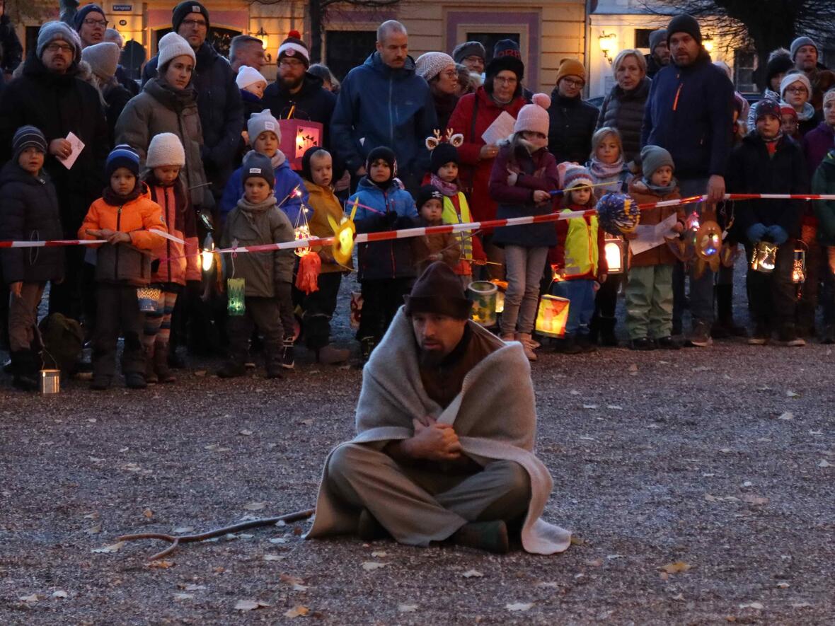 Ein armer und frierender Bettler, den keiner wahrnimmt ...