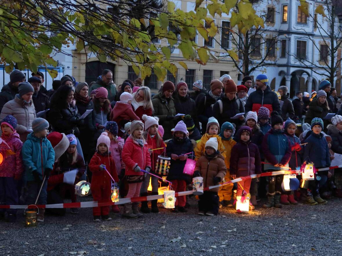 Gespannt warteten die Kinder mit ihren Laternen.