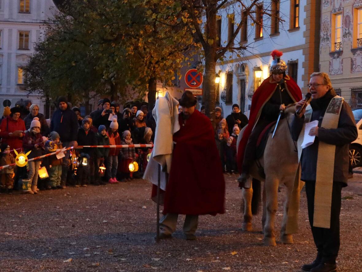 ... und teilt seinen Mantel mit ihm.