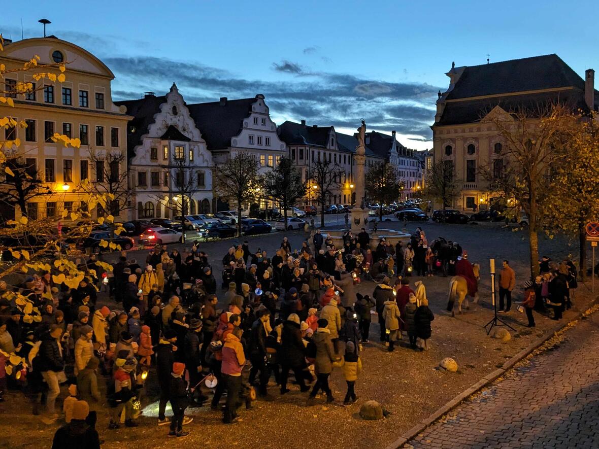 St. Martin führte die Lichterprozession um den Karlsplatz an