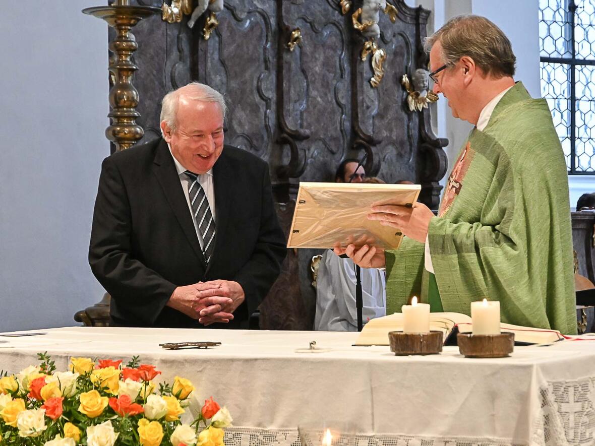 Pfarrer Kohler übergibt die Ehrung des Amts für Kirchenmusik des Bistums.