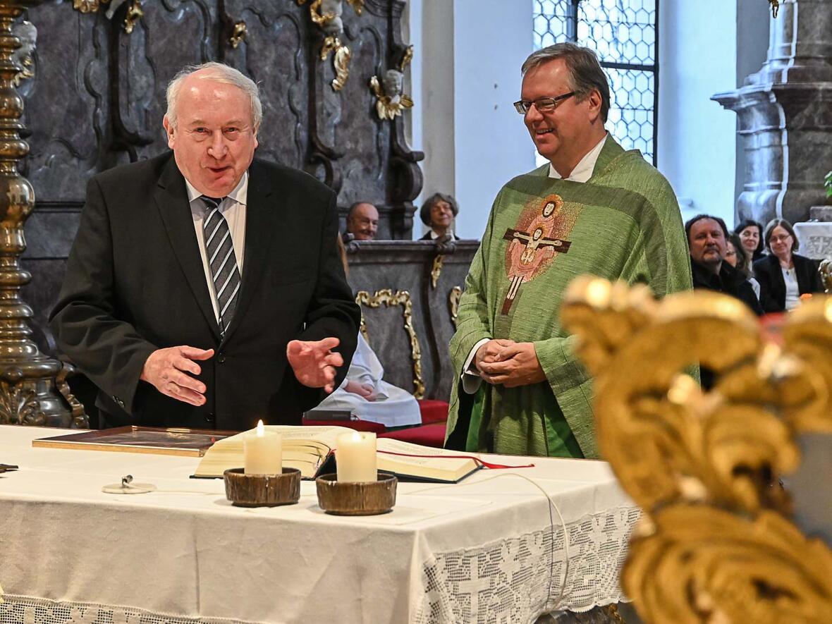 Max bedankt sich bei der Kirchengemeinde und beim Chor.
