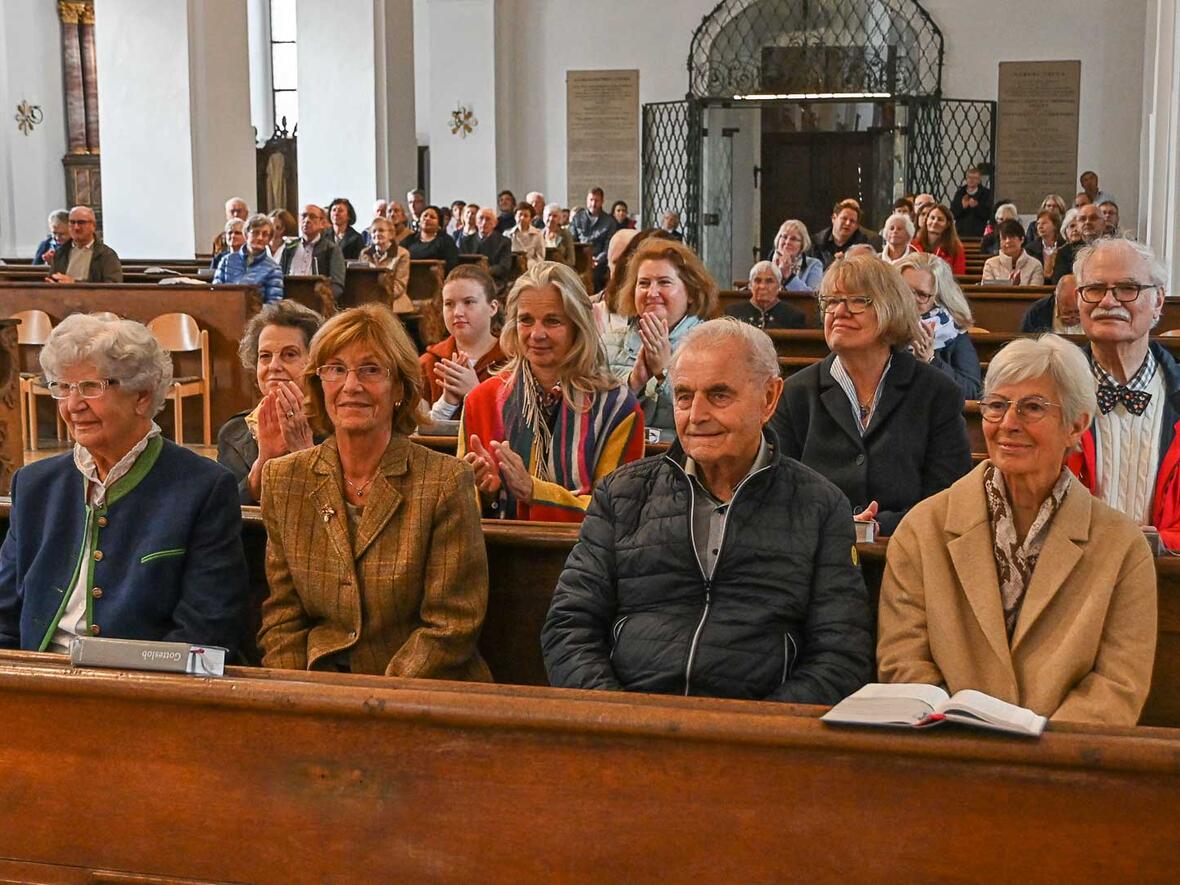 Langjährige Sängerinnen und Sänger auf den Ehrenplätzen in der ersten Bank