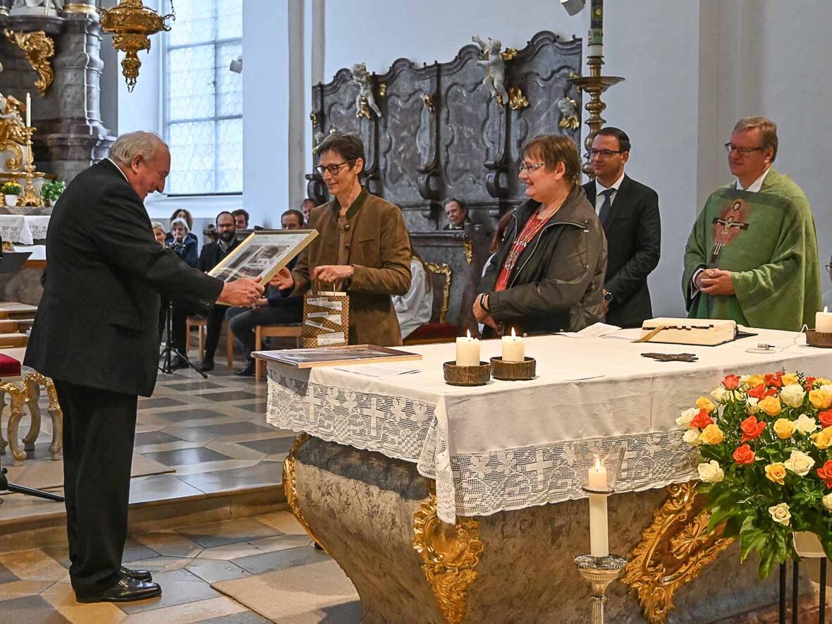 Geli Burghart verabschiedet den Chorleiter im Namen der Kirchenchors.