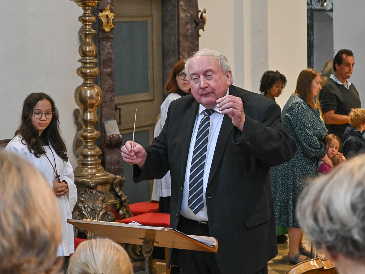 Max dirigiert die letzten Takte beim Kirchenchor St. Peter.