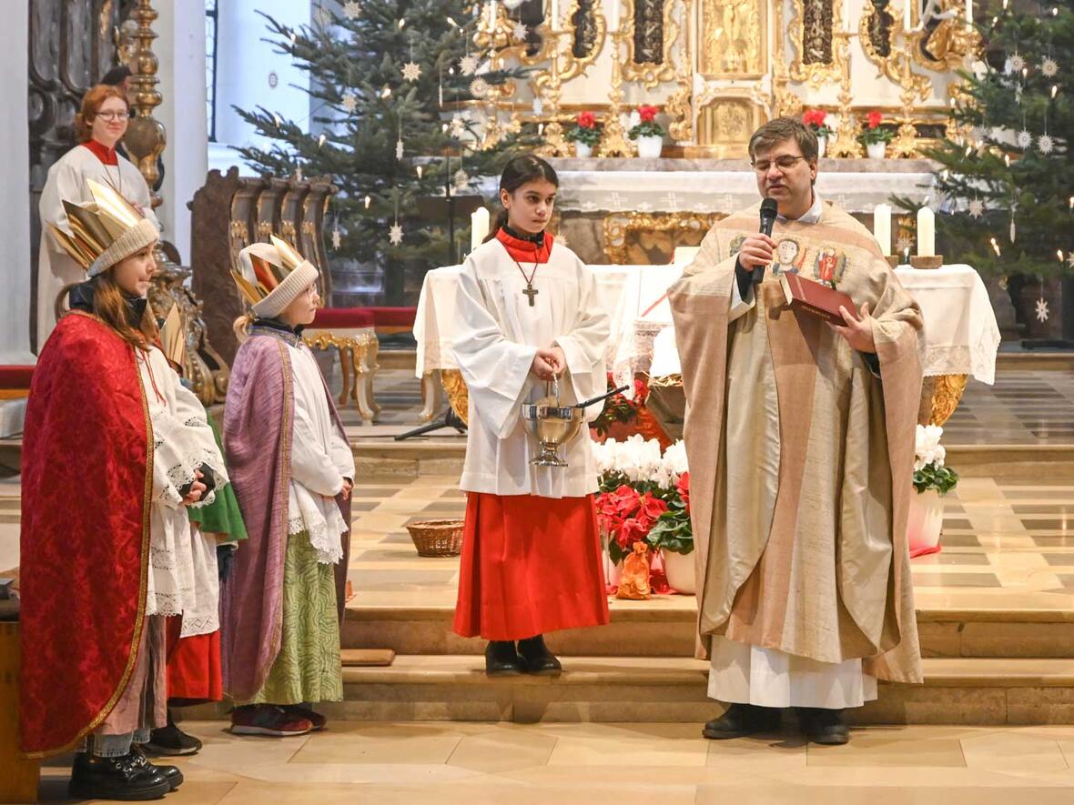 Die Kinder sind schon seit Mittwoch unterwegs: Der Segen für die Sternsinger gilt auch rückwirkend. 
