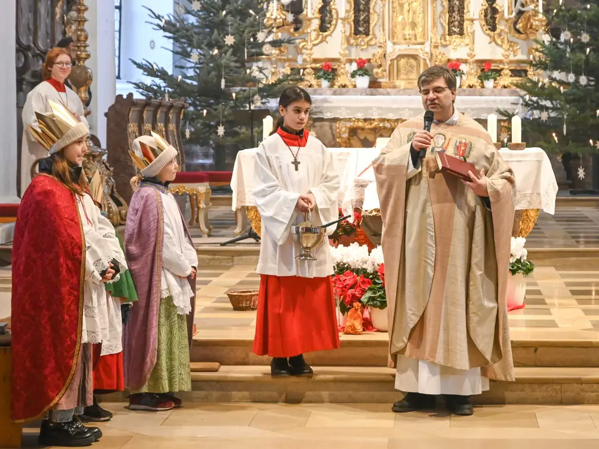 Die Kinder sind schon seit Mittwoch unterwegs: Der Segen für die Sternsinger gilt auch rückwirkend. 