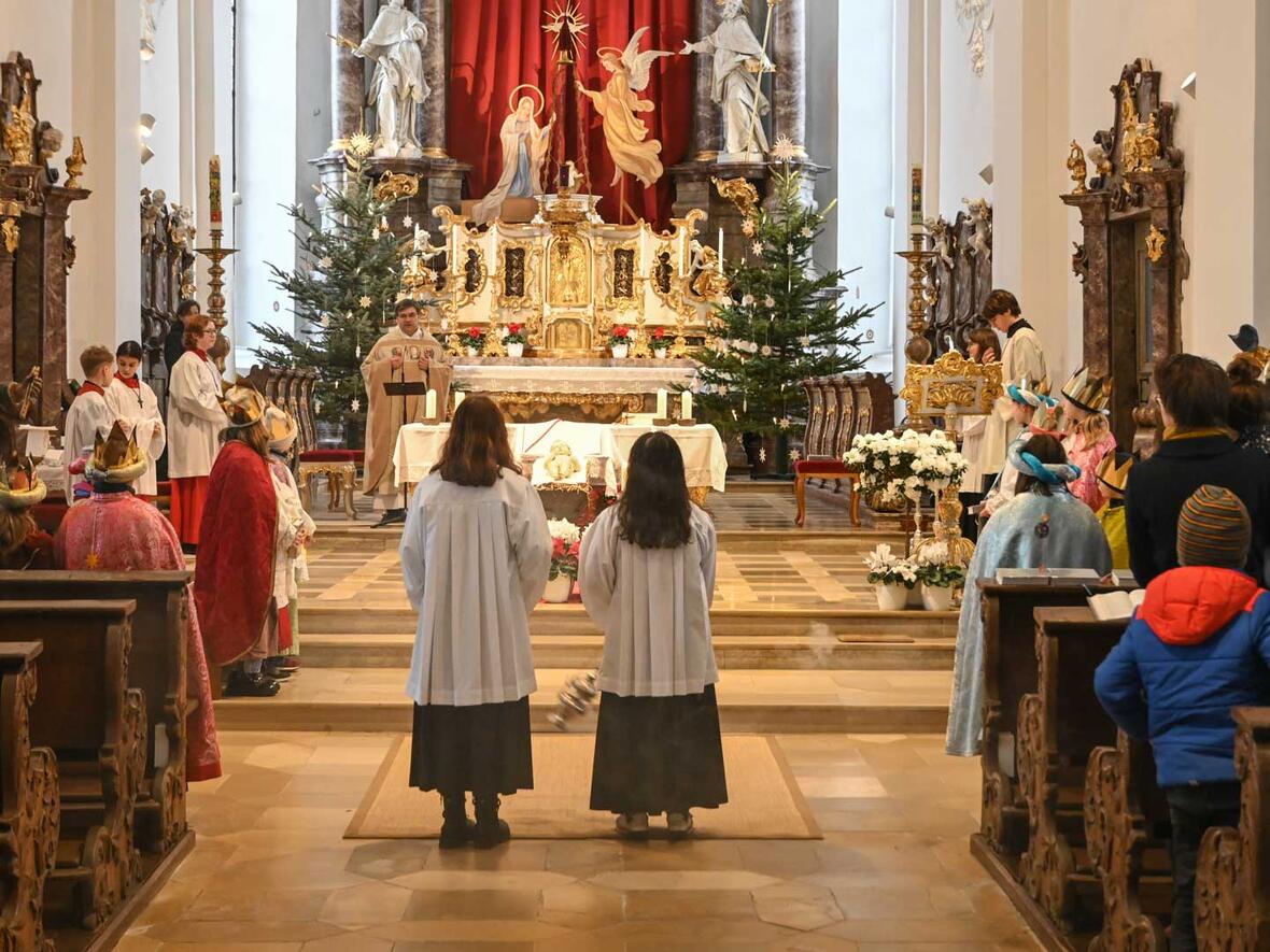 Pfarrer Dominic Leutgäb begrüßt die Sternsinger und die Gemeinde.