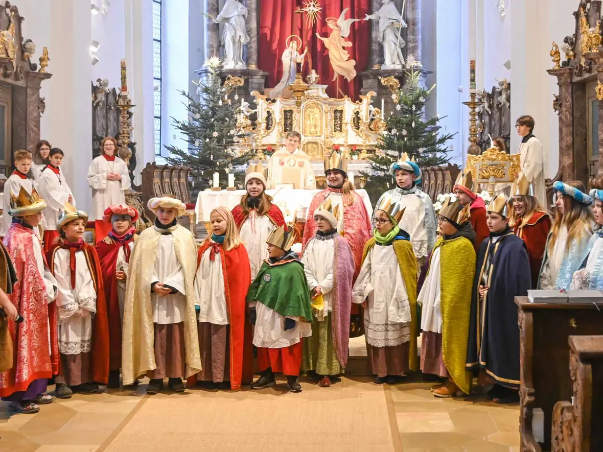 Die Sternsinger singen das Sternsingerlied mit Anne Strahl. Den Sternsingersegen spendeten sie auch.