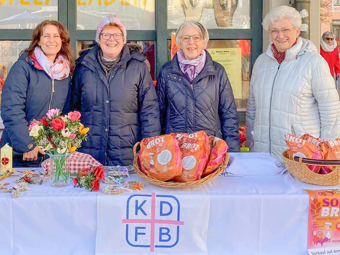 Der Solibrot Stand des Kath. Frauenbundes am Neuburger Wochenmarkt am 25. März 2023 mit v. l. Caroline Schönfelder, Monika Schatzmann, Rosi Böhm und Traudl Schmid