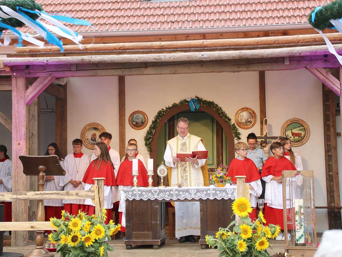 Auch stürmisches Wetter tat dem Festgottesdienst keinen Abbruch.