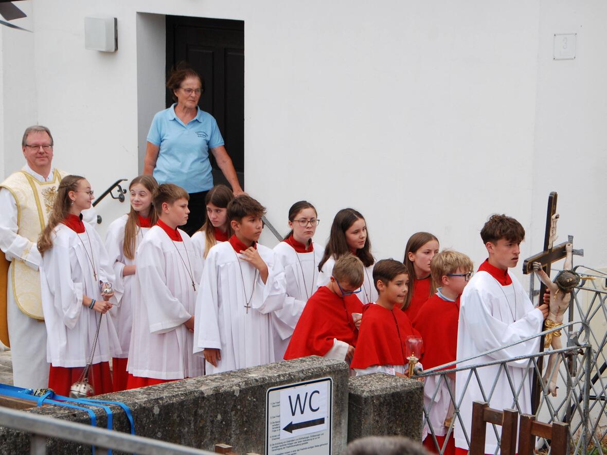 Mit einer großen Schar Ministranten konnten Pfarrer Kohler einziehen.