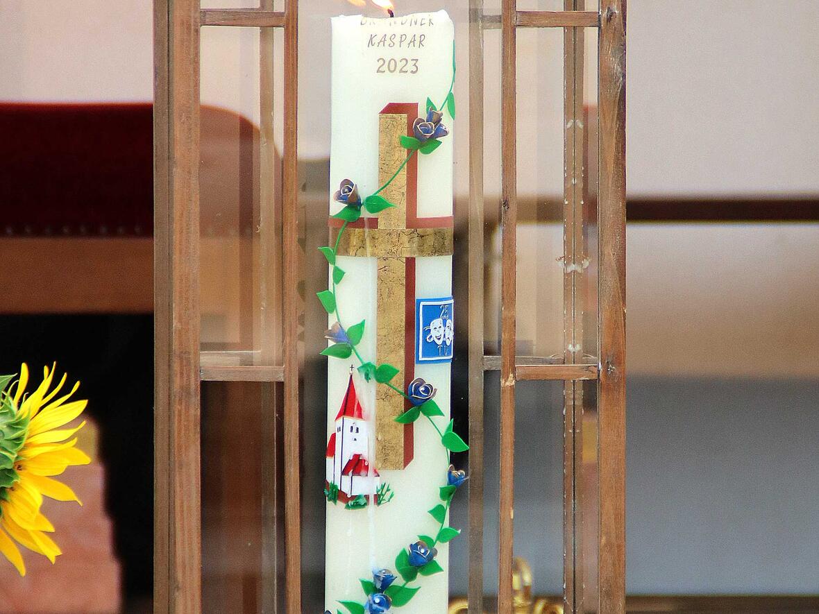 Eine eigene "Theaterkerze" begleitete alle Aufführungen und natürlich den Festgottesdienst.