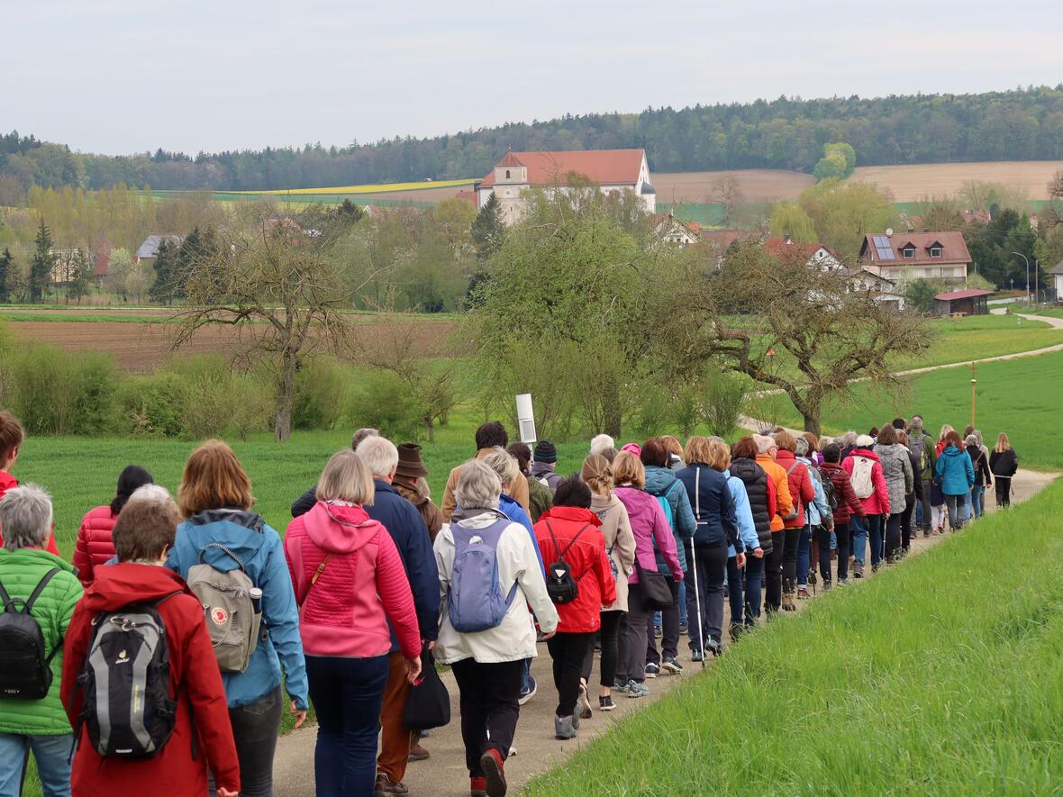 Die Wallfahrtskirche schon im Blick.