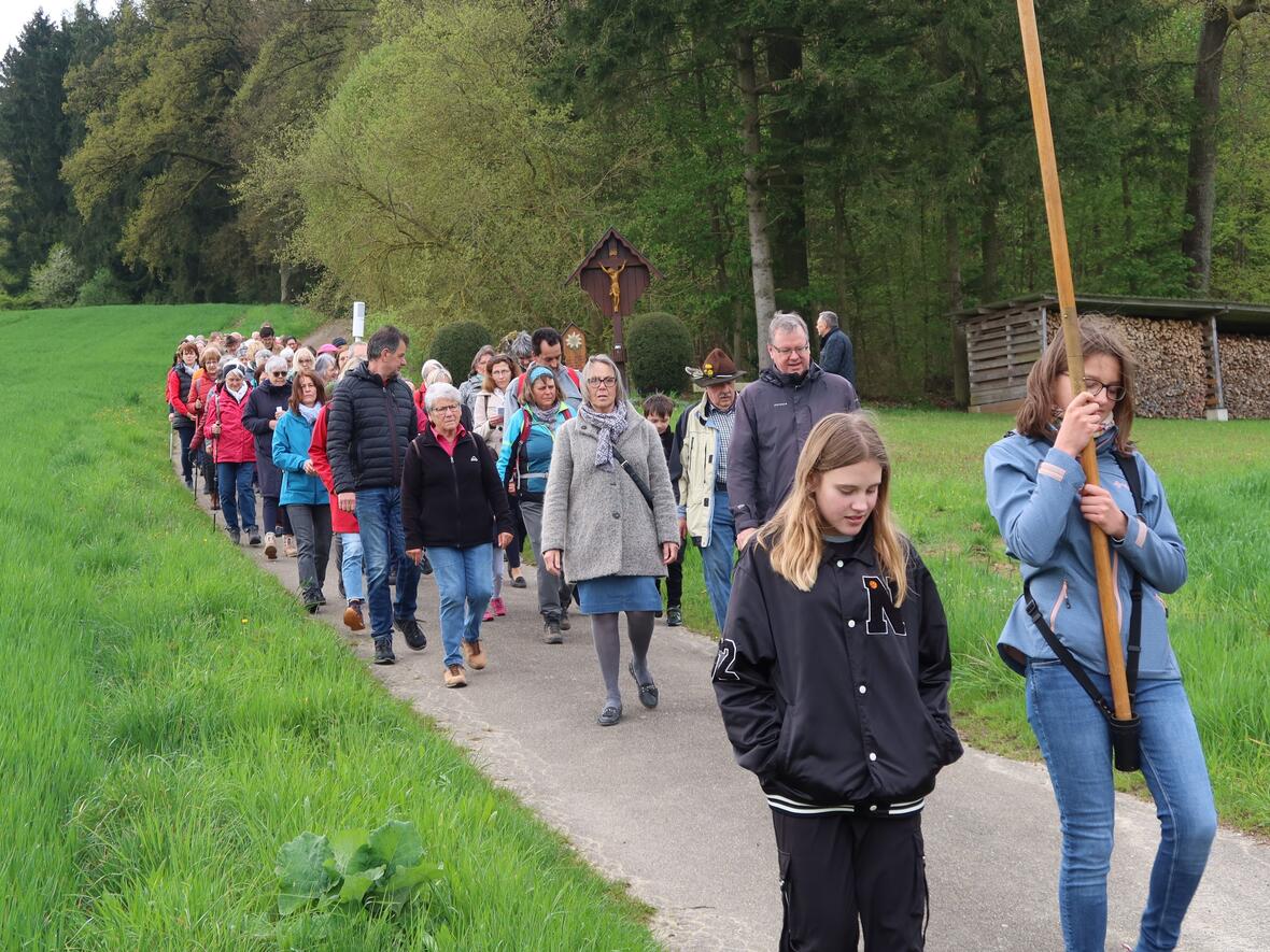 Minis trugen das Kreuz voran.