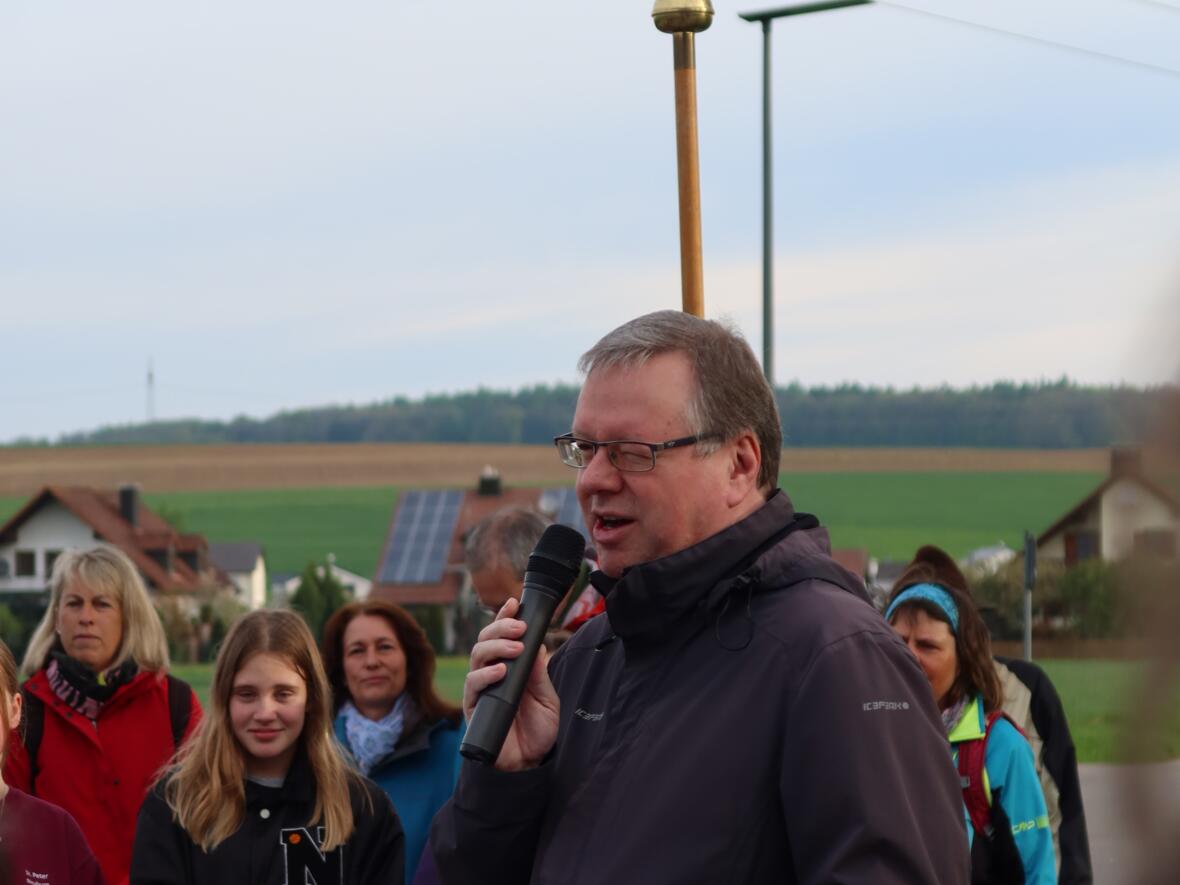 Pfarrer Kohler mit kurzen Impulsen auf dem Weg.