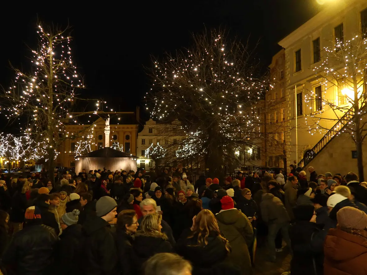 Nach dem Segen versammelten sich alle Kirchenbesucher unter der Weihnachtsbeleuchtung des Karlsplatzes ...