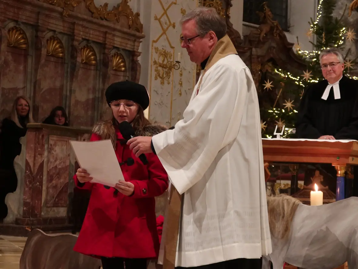 Stellvertretend für alle Kinder las Katharina Bagaric eine Bitte der Kinder.