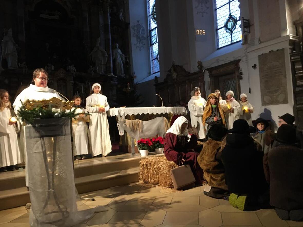 Gemeindereferenting Anne Strahl leitete die Kinderkrippenfeier.