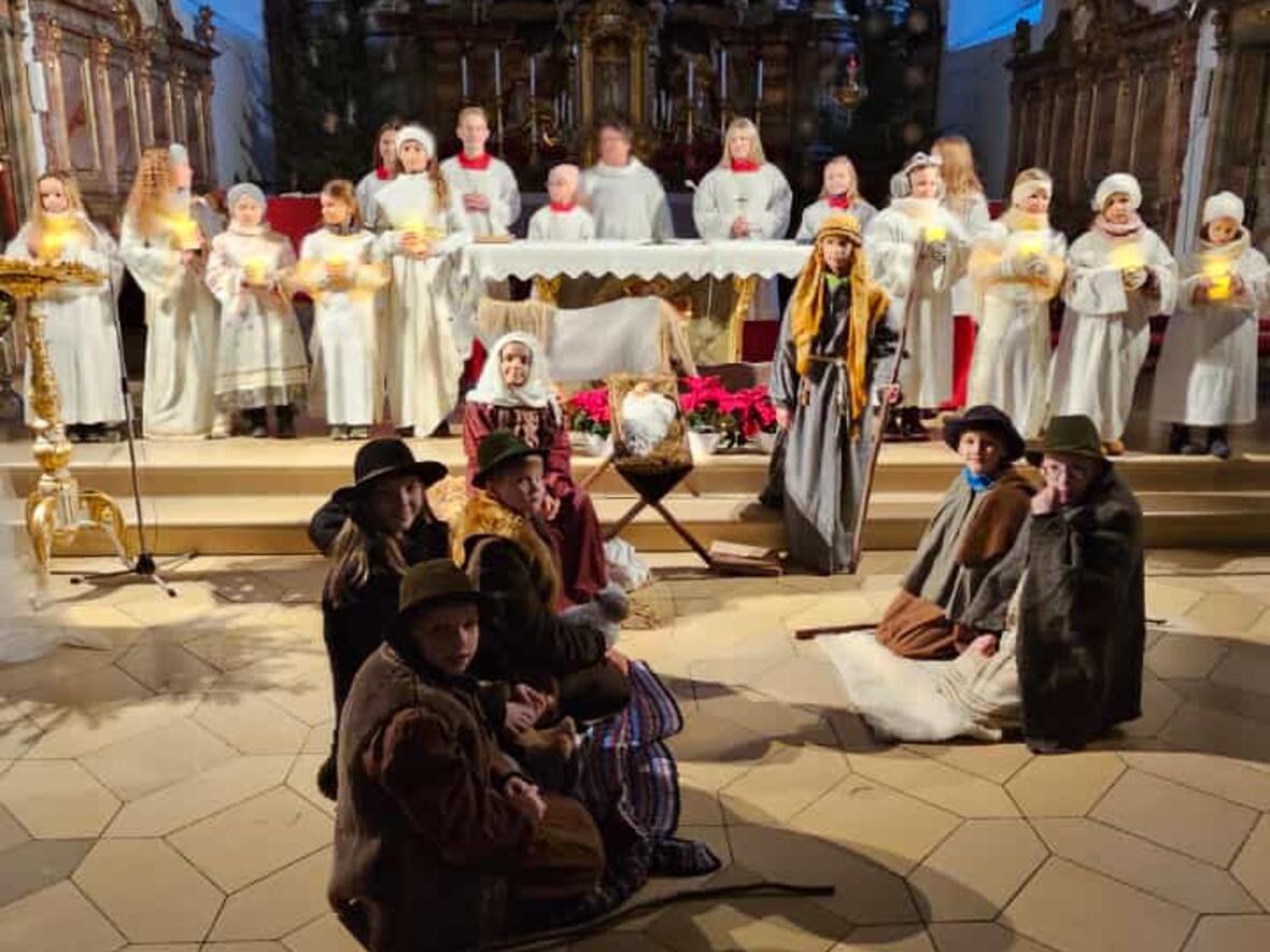 ... versammelt um des Christkind.