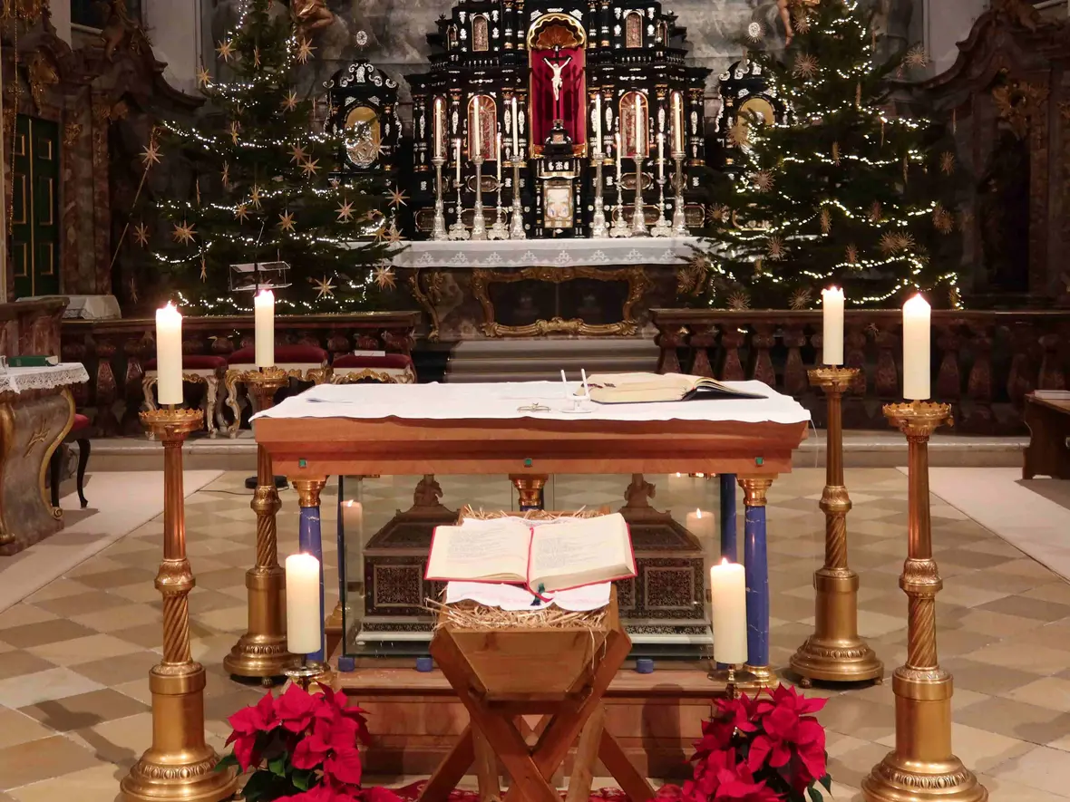 Noch stand die Krippe vor dem Altar.