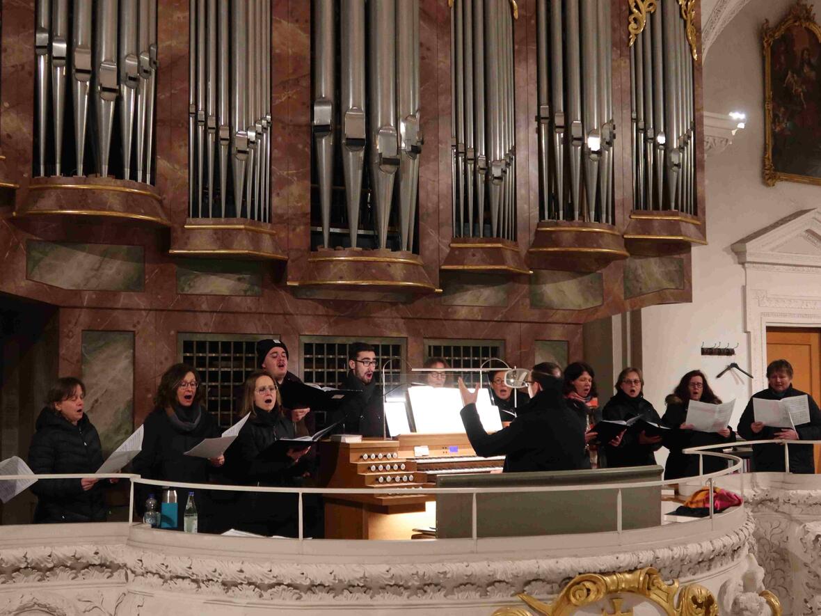 Michael Baumann dirigierte von der Orgel aus.