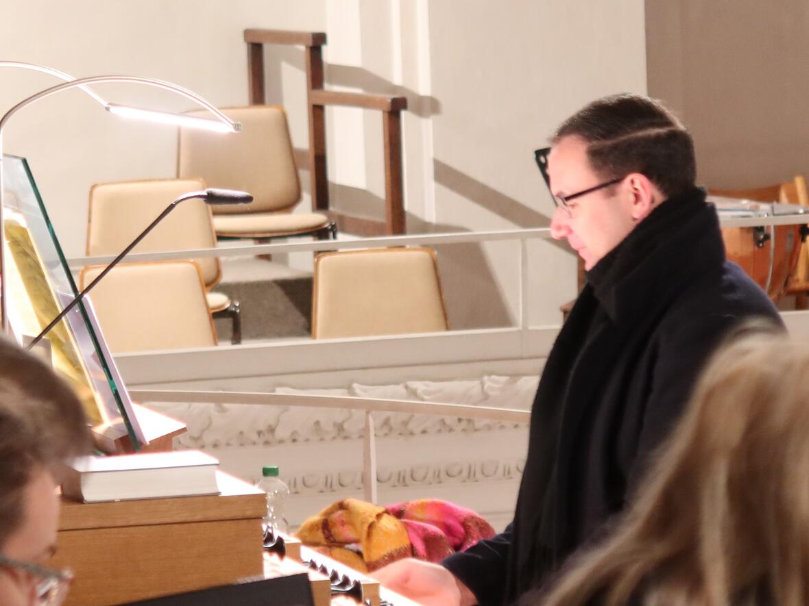 Michael Baumann an der Orgel.