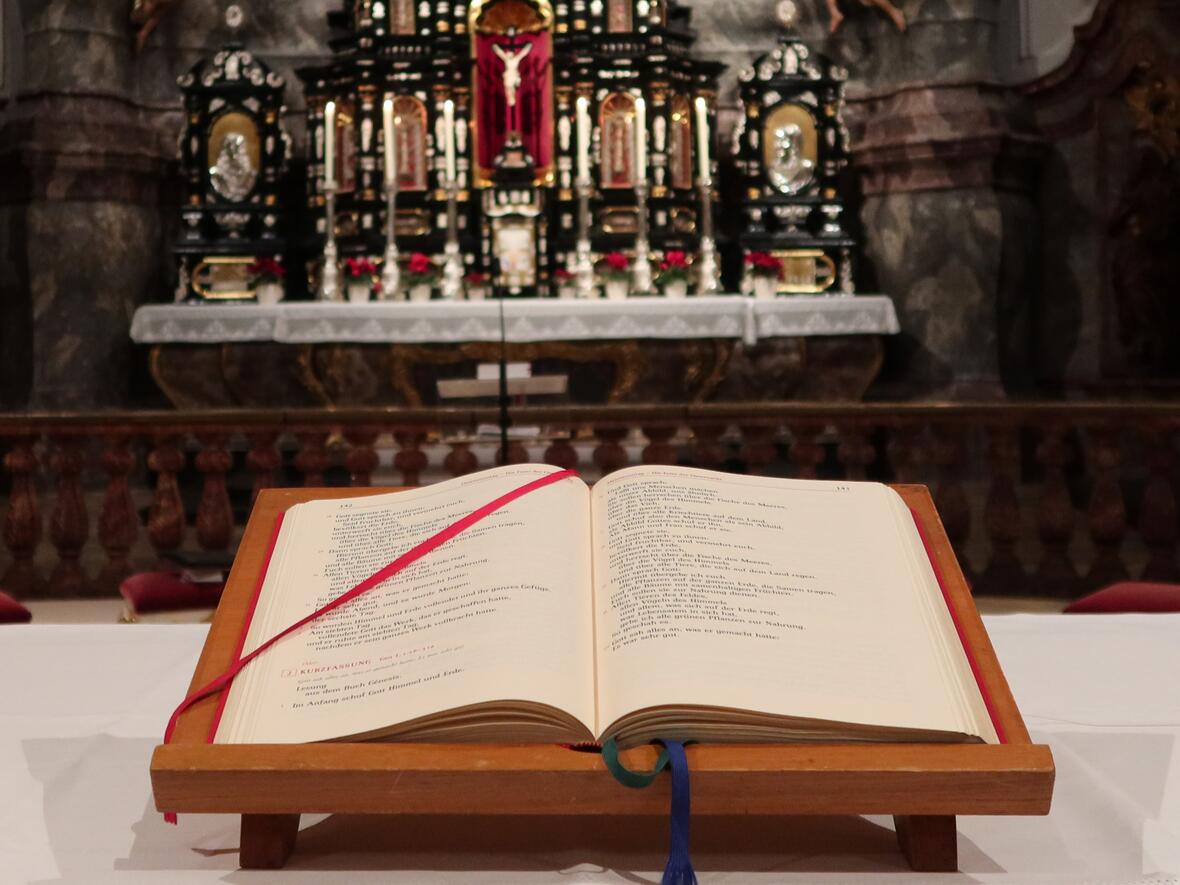 Bibelsonntag 2024 Die Bibel stand beim ökumen. Gottesdienst besonders im Mittelpunkt