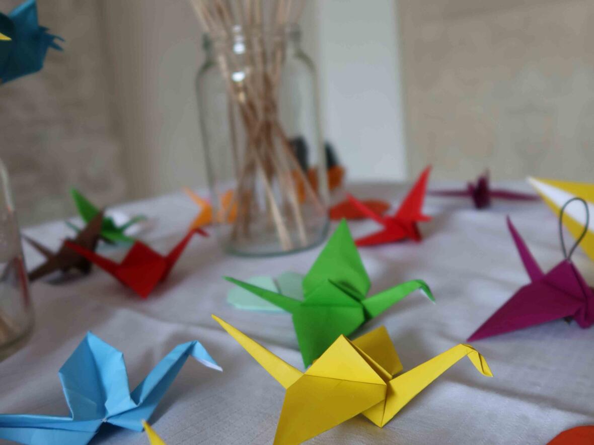 Neben Kuchen und Snacks wurden Origami-Kunststücke ...