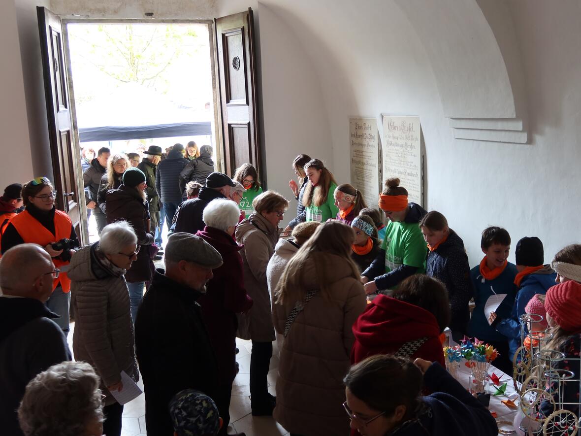 Nach dem Gottesdienst hatten die jungen Verkäufer*innen ganz schön zu tun.
