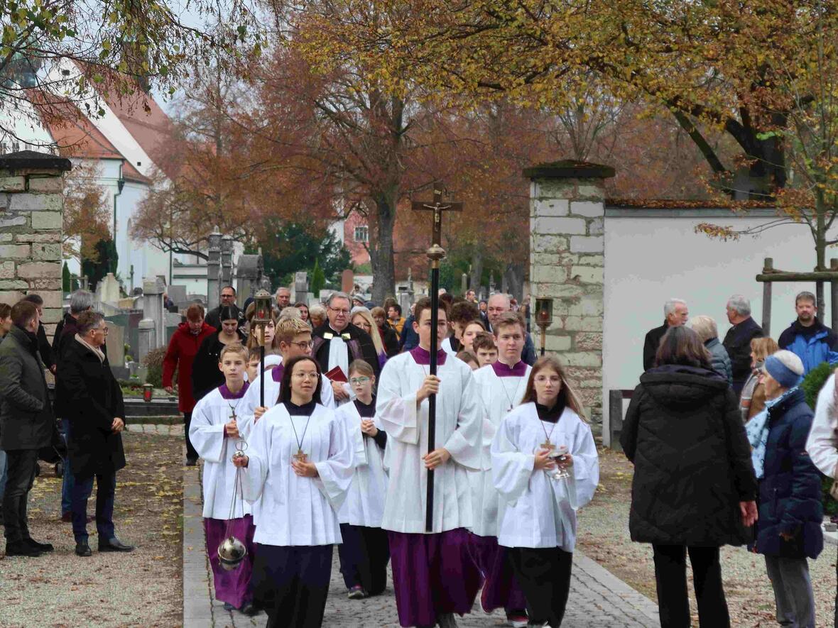 Viele Ministranten begleiteten Stadtpfarrer Herbert Kohler auf dem Weg zur Gräbersegnung.