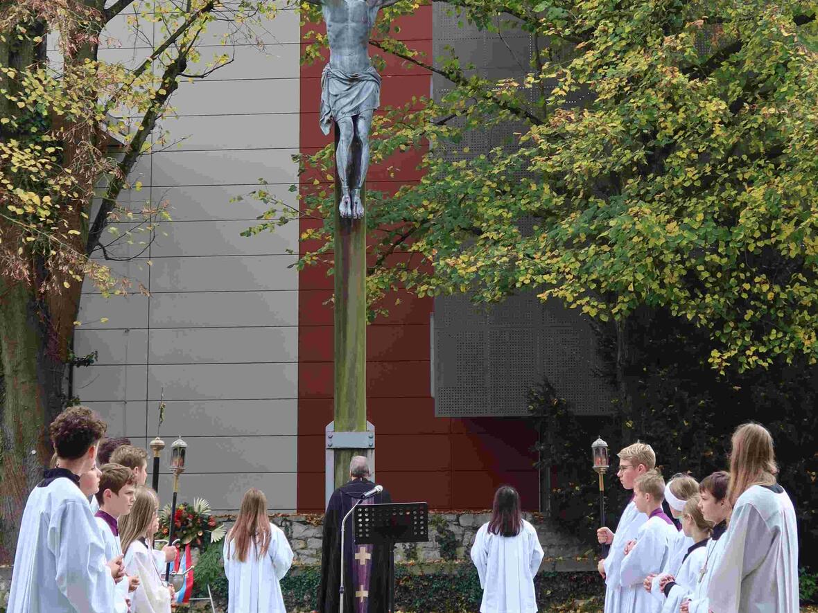 Andacht vor dem Friedhofskreuz.