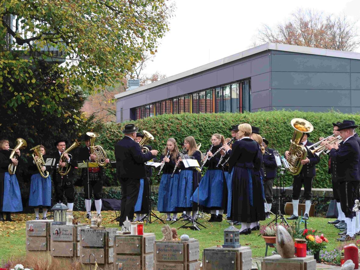 Musiker der Stadtkapelle begleiten das Totengedenken musikalisch.