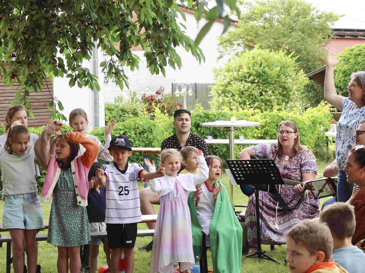 Der Kinderchor wie immer voll dabei.