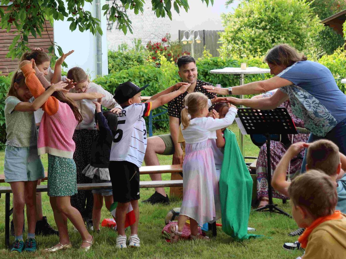 Der Kinderchor in voller Aktion