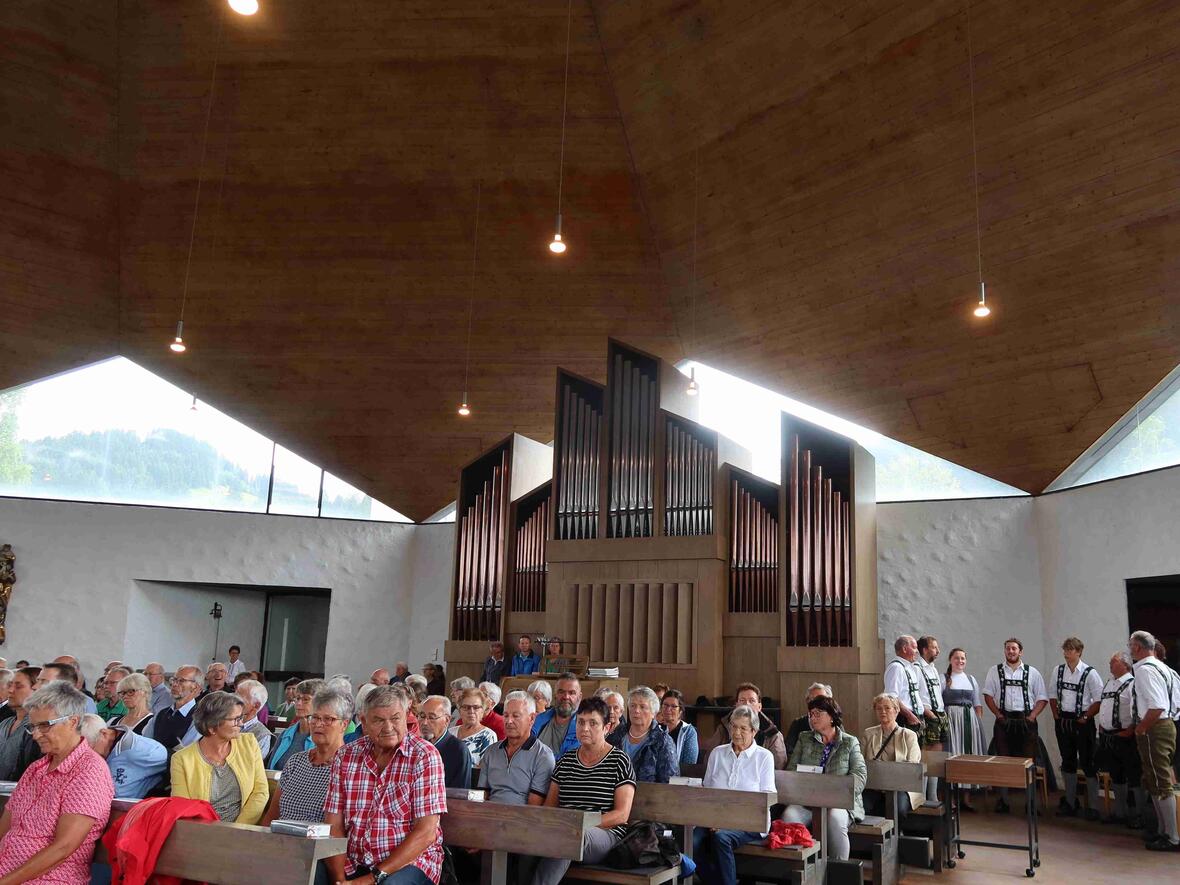 Die große, helle Kirche mit Blick auf die Berge gab einen hervorragenden Ausweichort.