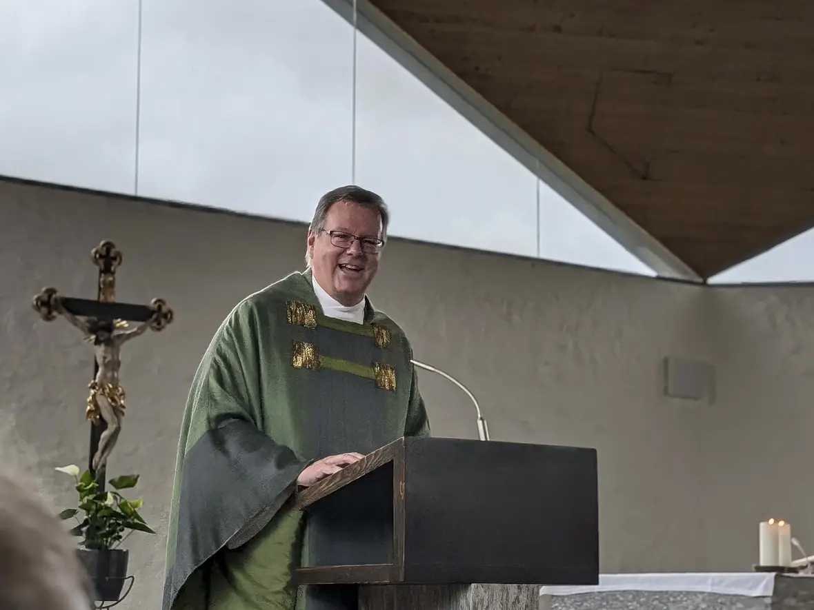 Pfarrer Kohler freute sich an seiner alten Wirkungsstätte so viele Besucher begrüßen zu können. 