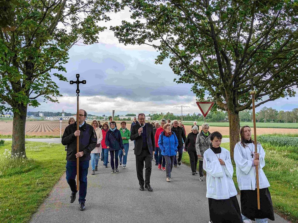 ... und zogen gemeinsam zur Kahlhofkapelle.
