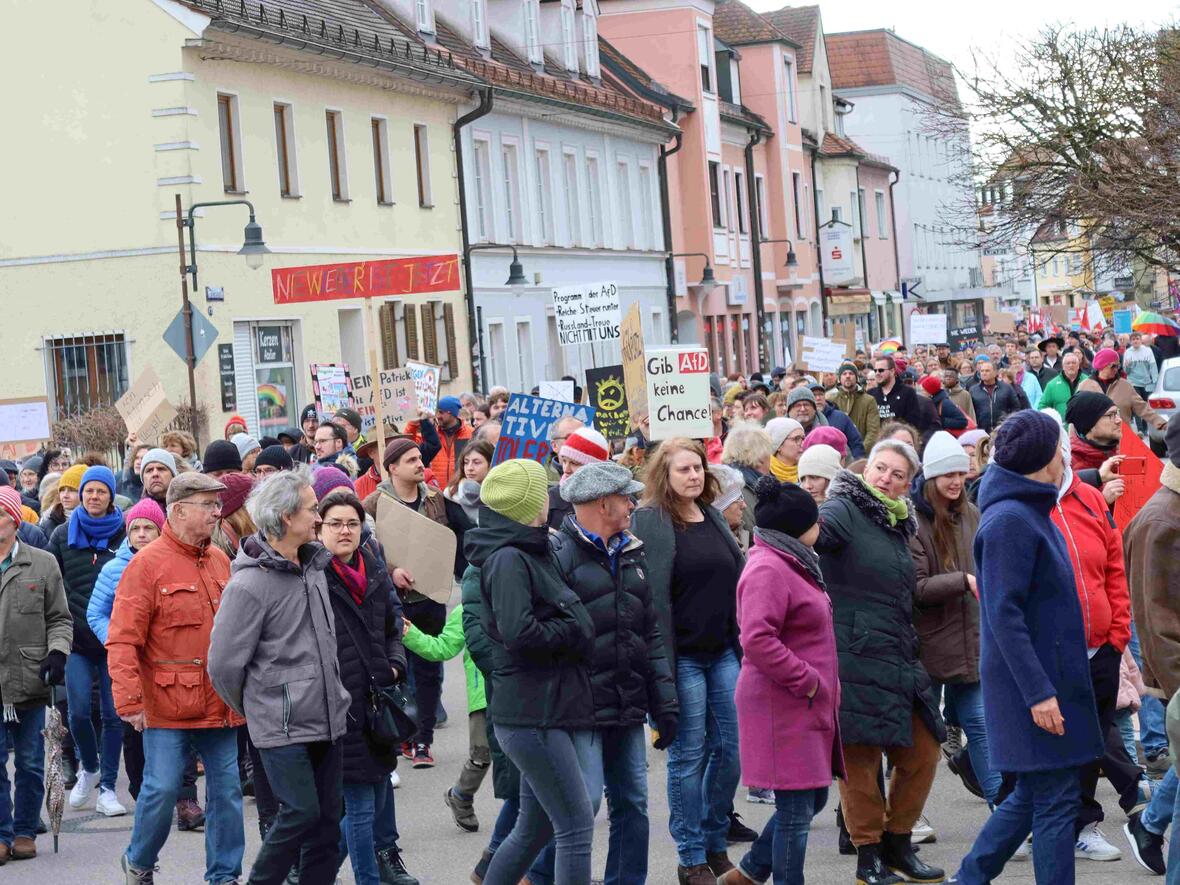 Geschätzt über 2000 Menschen gingen mit auf die Straße
