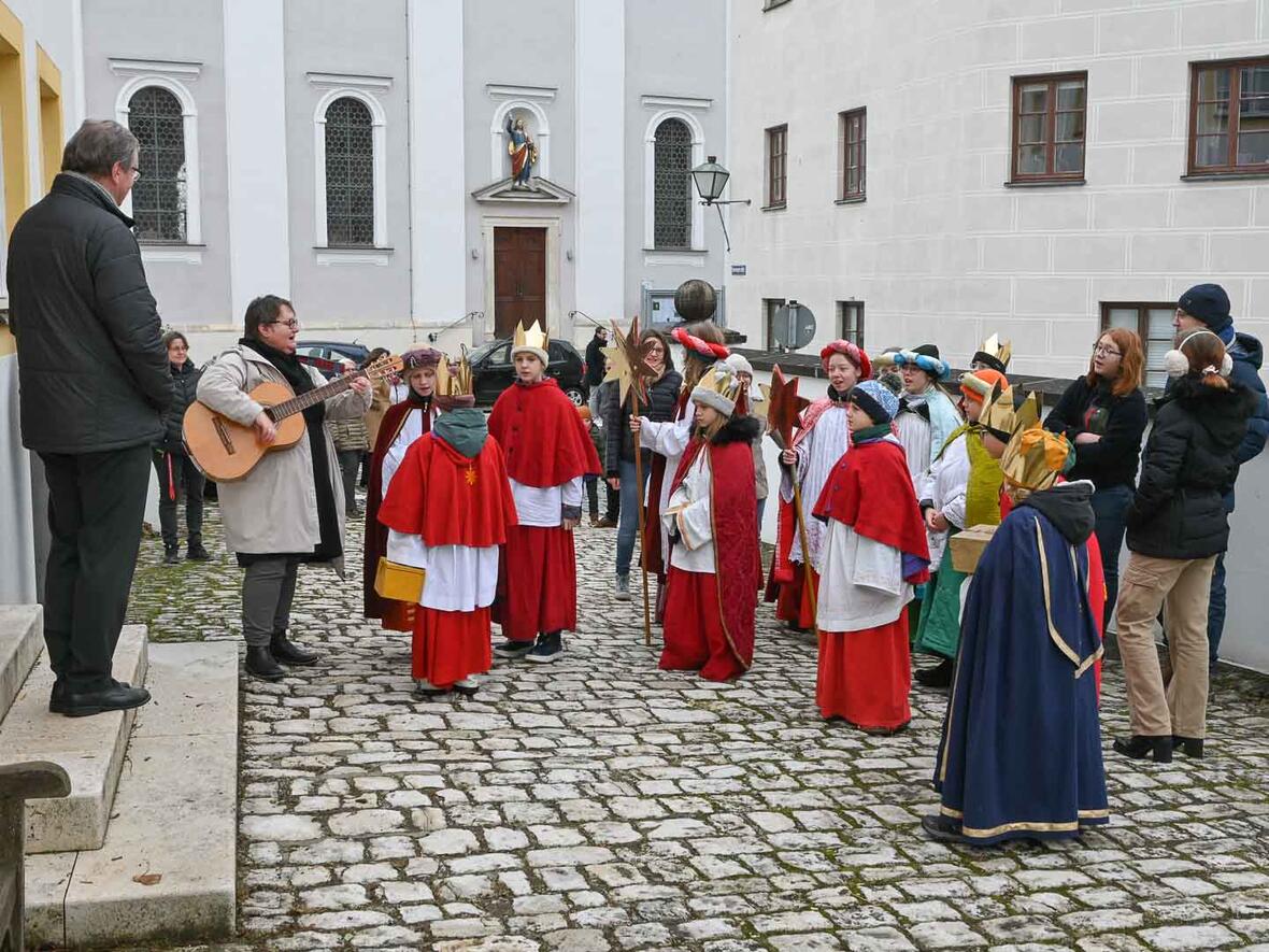 Nach dem Gottesdienst segneten die Sternsinger das Pfarrhaus.