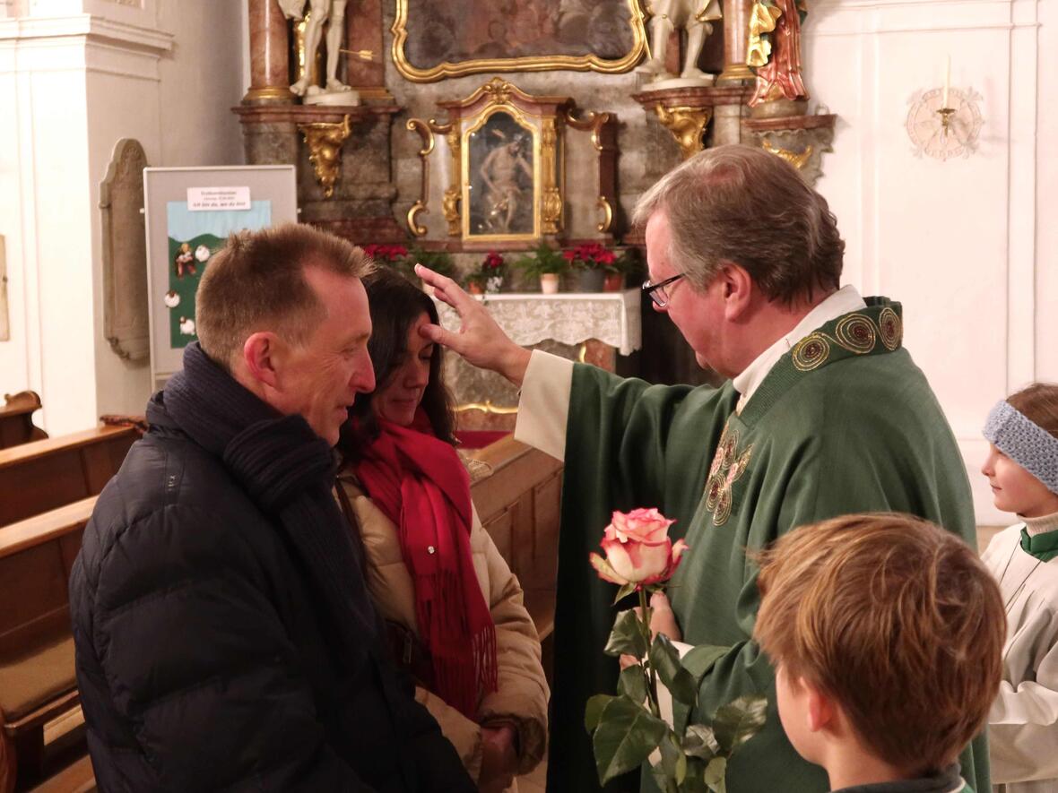 Ehejubilare Ein Kreuzzeichen für jeden Ehepartner gehört zum Segen