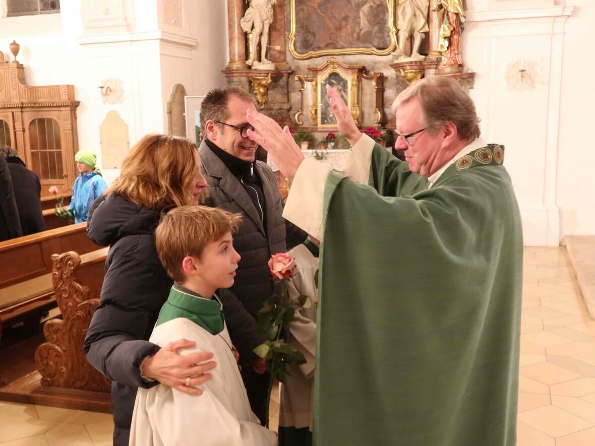 Ehejubilare Wenn die Ministranten zum Ehepaar gehören, gibt´s natürlich für die ganze Familie den Segen.