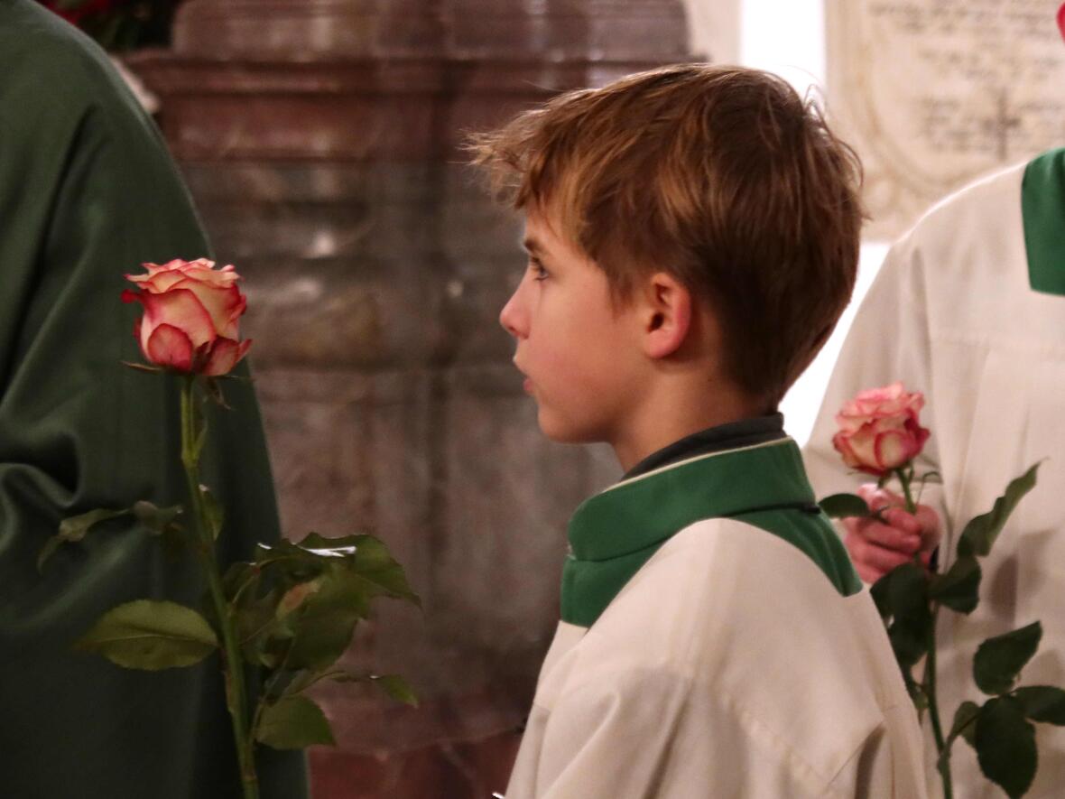Ehejubilare Ministranten standen bereit, die Rosen zu überreichen.